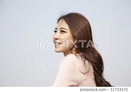 Young woman 31733572