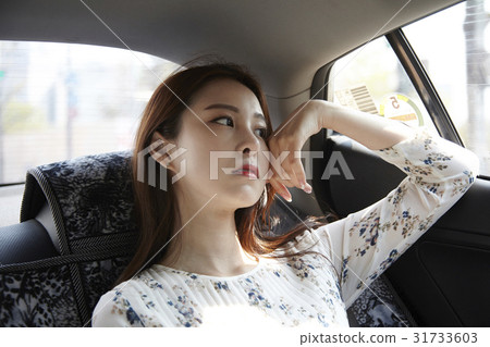 Young woman 31733603