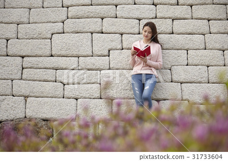 Young woman 31733604