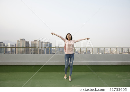 Young woman 31733605