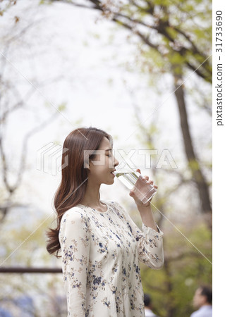 年輕的女人 31733690