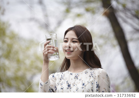 年輕的女人 年輕的女人 31733692