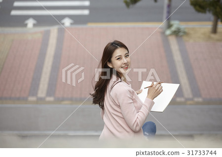 Young woman 31733744