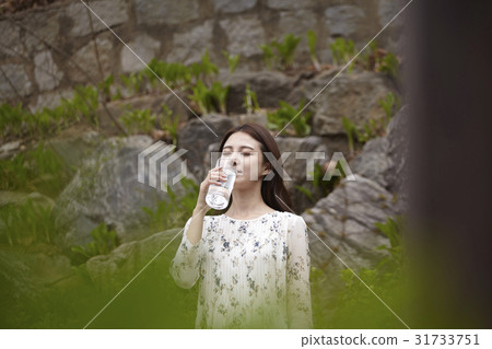 年輕的女人 31733751