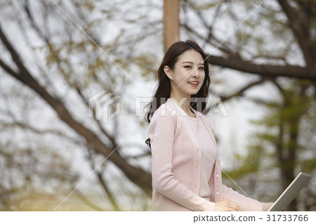 年輕的女人 31733766