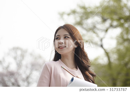 年輕的女人 31733787