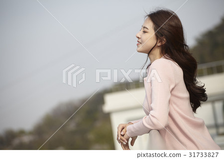 Young woman 31733827