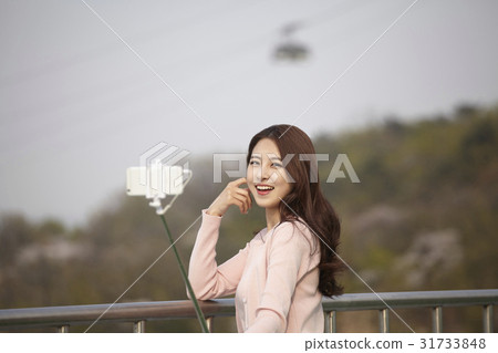 Young woman 31733848