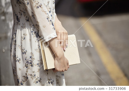 Young woman 31733906