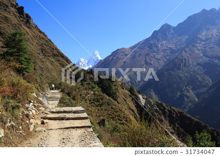 mountain landscape on the way to everest base camp mountain landscape on the way to everest base camp 31734047