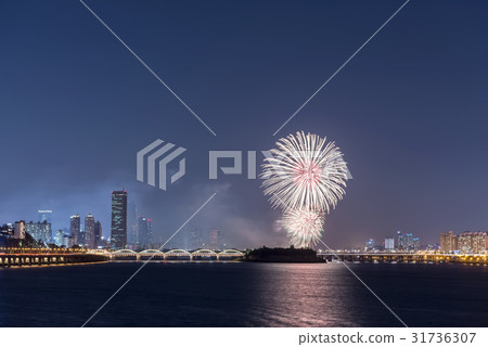 Fireworks, 63 Building, Lienchenia, Seoul International Finance Center, Hangang Bridge, Olympic Expressway, Nodle Island, Yeouido, Yeongdeungpo-gu, Han River, Seoul 31736307