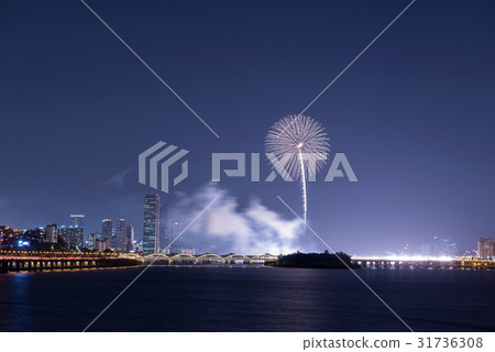 Fireworks, 63 Building, Lienchenia, Seoul International Finance Center, Hangang Bridge, Olympic Expressway, Nodle Island, Yeouido, Yeongdeungpo-gu, Han River, Seoul 31736308