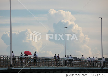 一個人穿越雲層,天空和煤氣橋 一個人穿越雲層,天空和煤氣橋 31737152