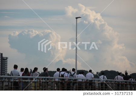 一個人穿越雲層,天空和煤氣橋 一個人穿越雲層,天空和煤氣橋 31737153