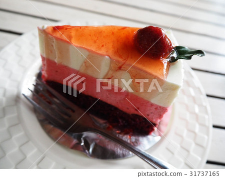 Strawberry mousse cake Strawberry mousse cake 31737165