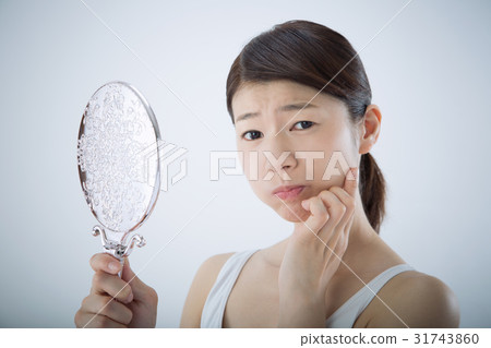 Young lady (beauty image, hand mirror) 31743860