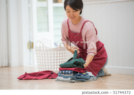 Middle female clapping laundry 31744372