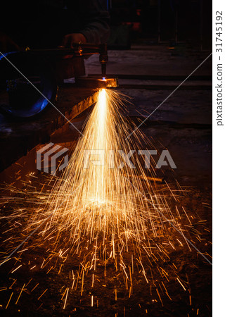 Worker cutting steel plate with acetylene welding Worker cutting steel plate with acetylene welding 31745192