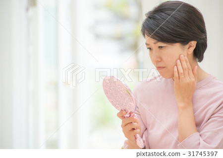 關心皮膚的中年女性 31745397