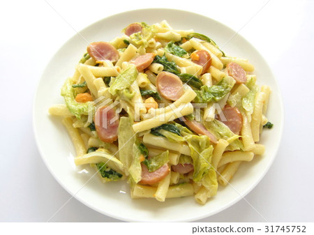 Delicious macaroni salad with lettuce and wiener Delicious macaroni salad with lettuce and wiener 31745752
