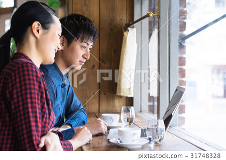 Male and female meetings Male and female meetings 31748328