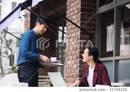 在一家咖啡館工作的女人 在一家咖啡館工作的女人 31748338