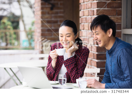 女孩和男孩在一家咖啡館工作 31748344