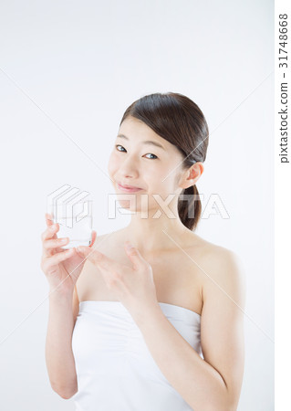 年輕的女士（美女形象，礦泉水） 31748668