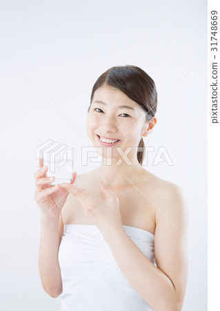 年輕的女士（美女形象，礦泉水） 31748669