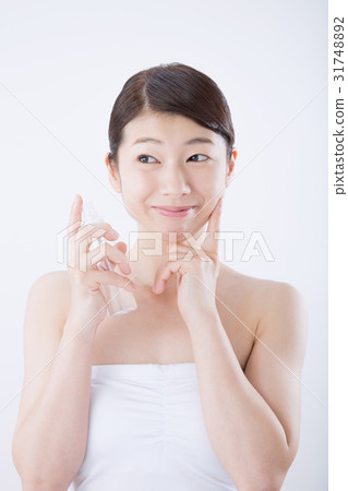 Young lady (beauty image, spray bottle) 31748892