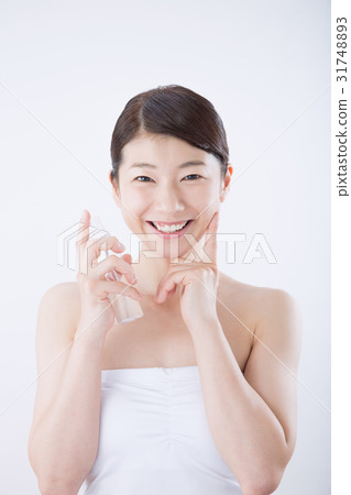 Young lady (beauty image, spray bottle) Young lady (beauty image, spray bottle) 31748893