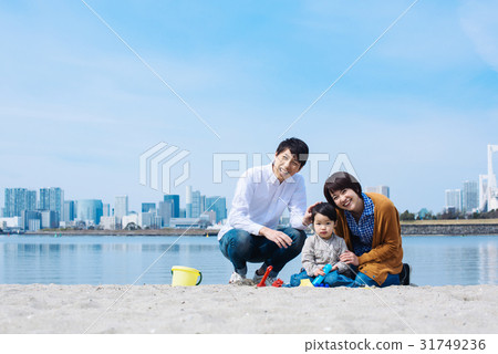 Family seaside 31749236