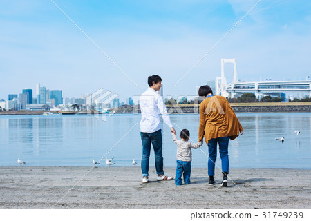 Family seaside 31749239