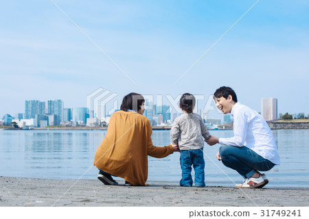Family seaside 31749241