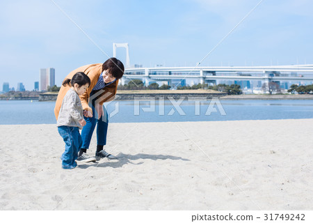 Family seaside 31749242