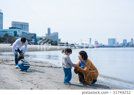 Family seaside 31749252