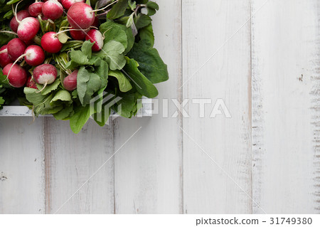 Fresh radish in wooden box 31749380