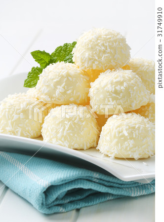 Coconut snowball truffles 31749910