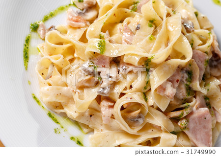 Tagliatelle pasta with ham, mushrooms and yolk 31749990