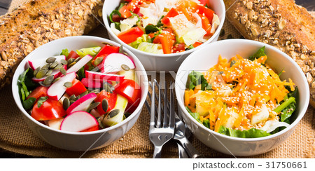 Colorful vegetable salad bowl 31750661