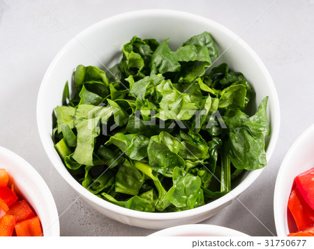 Spinach leaves in bowl. Closeup 31750677