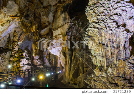 Paradise cave Bo Trach, Quang Binh, Vietnam 31751289