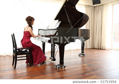 Pianist lady 31751959