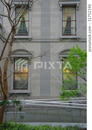 一個沉重的亭子 31752340