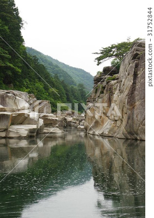 Shinshu Kiso Road景觀臥床不起的地板在Kiso河被侵蝕的奇怪的岩石遺留下來的Taro Urashima傳說 Shinshu Kiso Road景觀臥床不起的地板在Kiso河被侵蝕的奇怪的岩石遺留下來的Taro Urashima傳說 31752844
