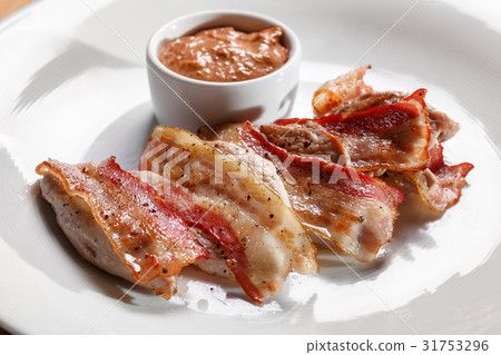 图库照片: crispy organic heritage smoked bacon from a local