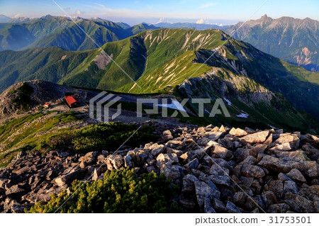 A view of the Kasagadake Sanso and the Destinedadake / Atsugatake area from the summit of Kasagatake 31753501