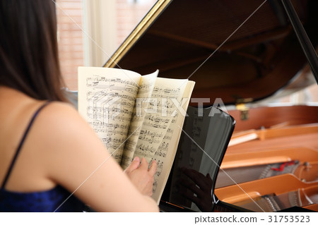 Pianist lady 31753523