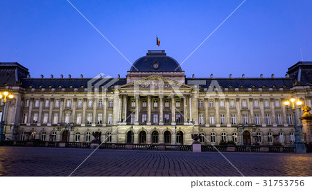 比利時王宮在布魯塞爾在黎明 31753756