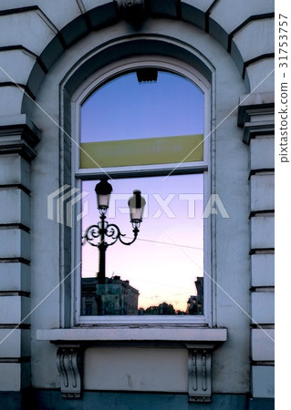 晨光在建築物的窗戶 31753757
